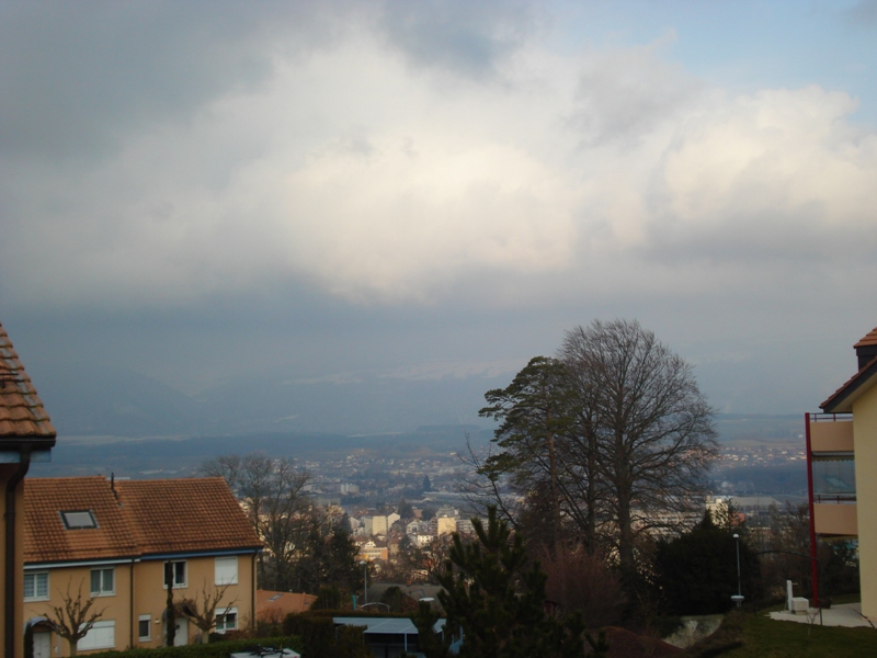 Ciel très nuageux avec quelques flocons